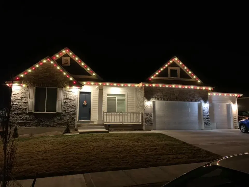 Stone rambler with alternating red and warm white C9 bulbs
